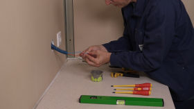 Geste pro - Implantation d'un appareillage électrique domestique sur une cloison en plaque de plâtre by Cpro éducation